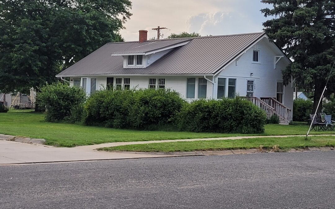 Lewellen home with garage and minutes to Lake Mac!