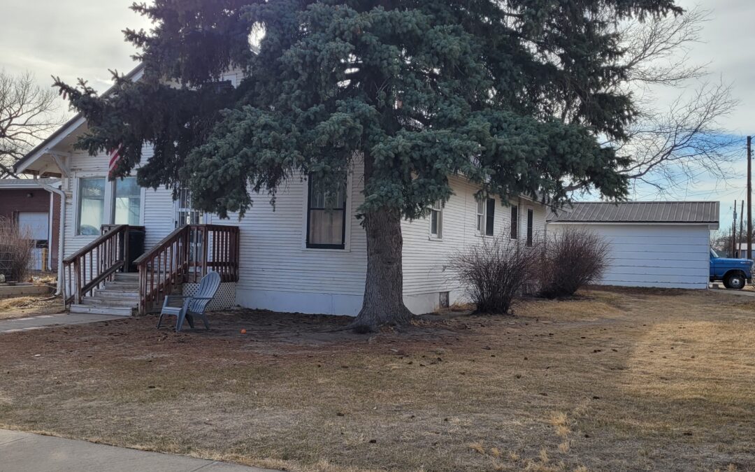 Lewellen home with garage and minutes to Lake Mac!