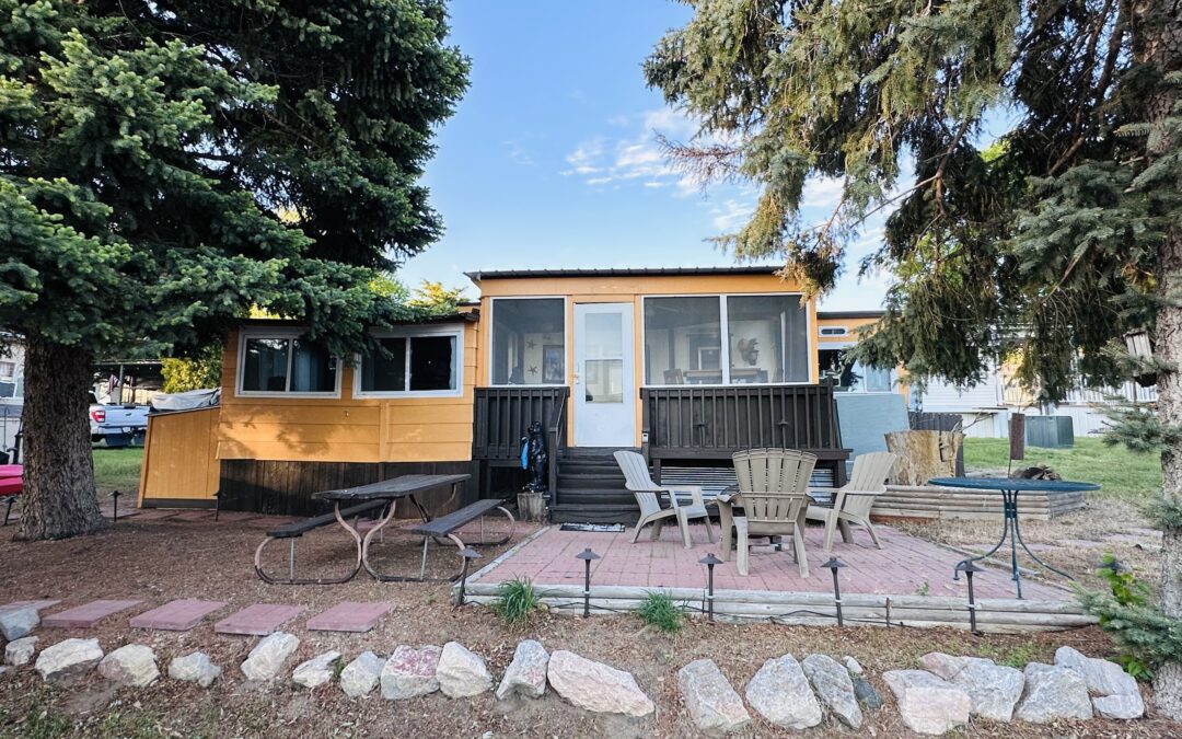 1950’s Retro Home With Privacy