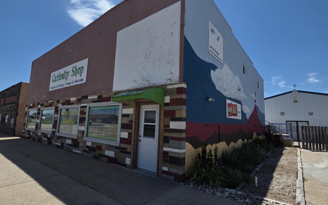 Commercial Building & Apartment!   One Smart Investment!
